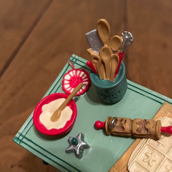 Hallmark Keepsake Mrs. Claus's Kitchen Table 2012 Limited Edition (REPAIRED) - Picture 11 of 14